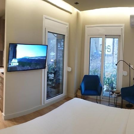 Ferienwohnung Renovated Studio With Roof Garden Access, 15 M Walk To Acropolis Athen Exterior foto