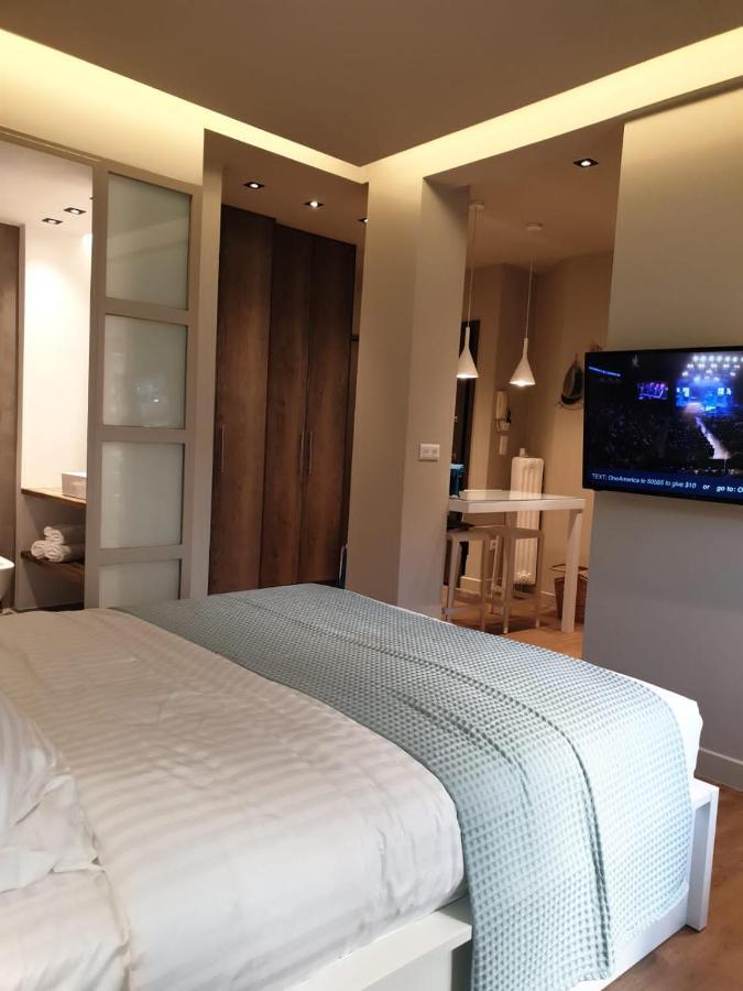 Ferienwohnung Renovated Studio With Roof Garden Access, 15 M Walk To Acropolis Athen Exterior foto